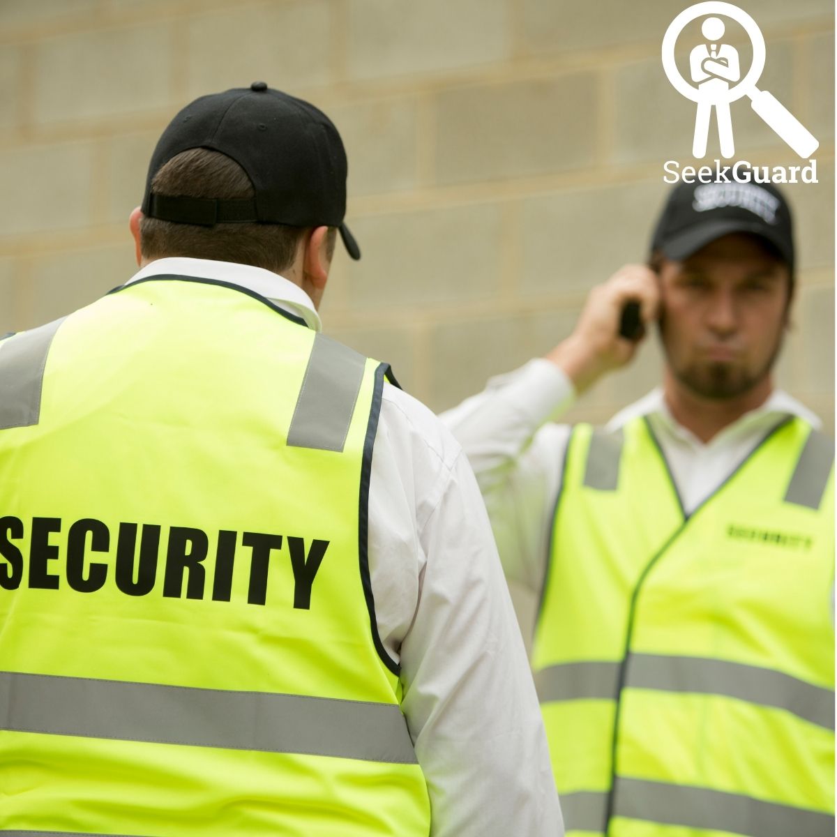 Agent de sécurité privé en patrouille sur un site industriel, illustration des métiers de la sécurité privée. Agent de sécurité privé en patrouille sur un site industriel.